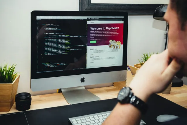 Écran d'ordinateur partagé entre du code et une page web en cours de mise au point.